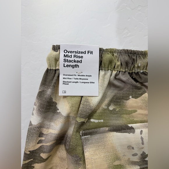 New $105 Nike Sportswear Mid-Rise Camo Cargo Pants - Womens Medium HM9015-104 - Picture 5 of 6